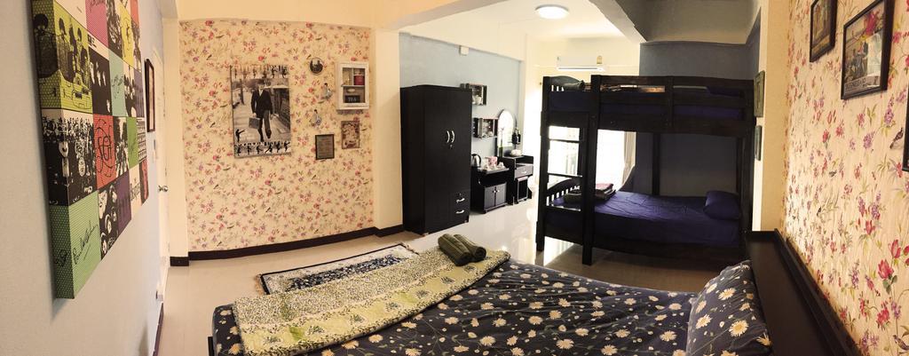 The London Tearoom Chiang Mai Bilik gambar